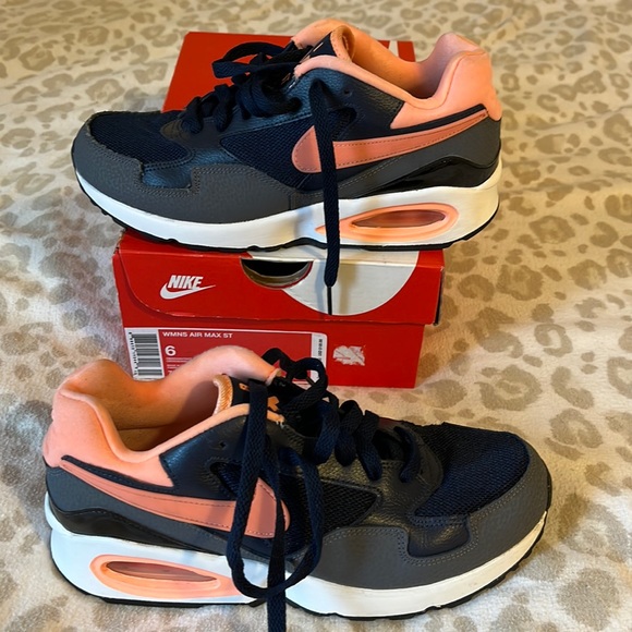 Nike Shoes - Nike Women’s Air Max Size 6!